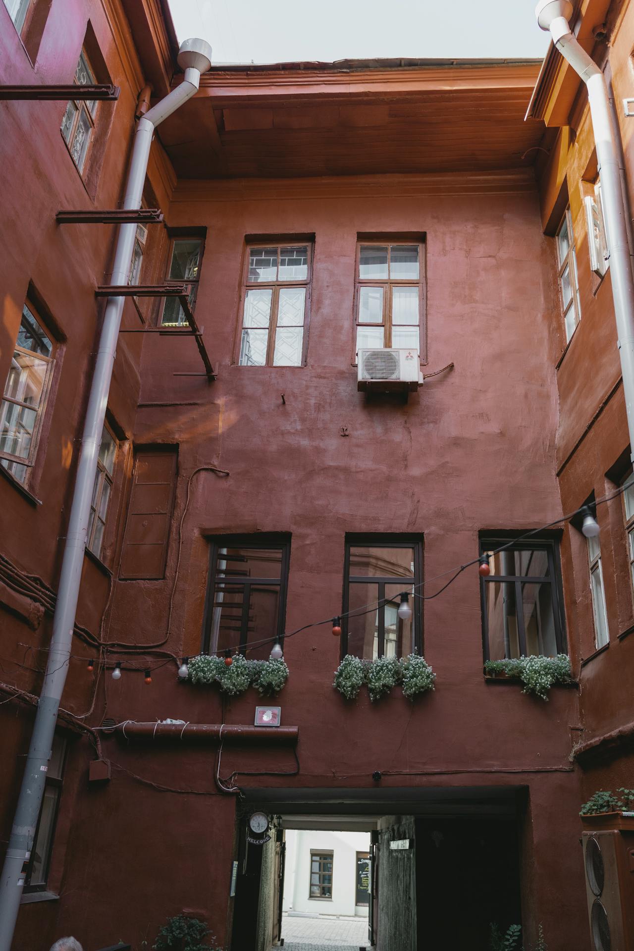 Additional pipes and windows cannot be placed if not referred to in the contract